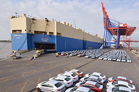International vehicle shipping icon